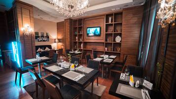 2 restaurants, breakfast, lunch, dinner served; international cuisine