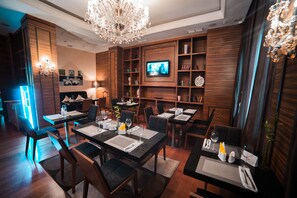 2 Restaurants, FrĂŒhstĂŒck, Mittagessen, Abendessen, internationale KĂŒche