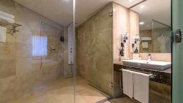 Deluxe-Zimmer, 1 King-Bett, Nichtraucher | Badezimmer | Designer-Toilettenartikel, Haartrockner, Bademäntel, Hausschuhe