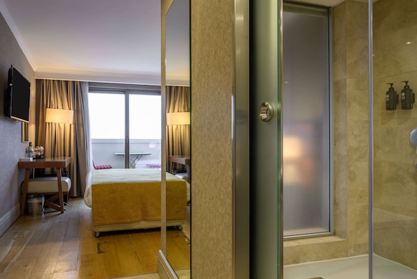 Habitación, 1 cama doble, no fumadores, terraza | 1 dormitorio, colchones viscoelásticos, minibar y caja fuerte