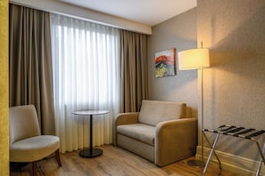 Habitación Deluxe, 1 cama de matrimonio grande, no fumadores | Zona de estar | Una televisión LCD