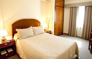 Habitación estándar con 1 cama doble o 2 individuales | Minibar, caja fuerte, escritorio y sistema de insonorización