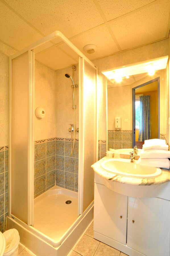 Triple Room | Bathroom | Shower, shampoo - Hôtel & Résidence Avermes (Avermes)