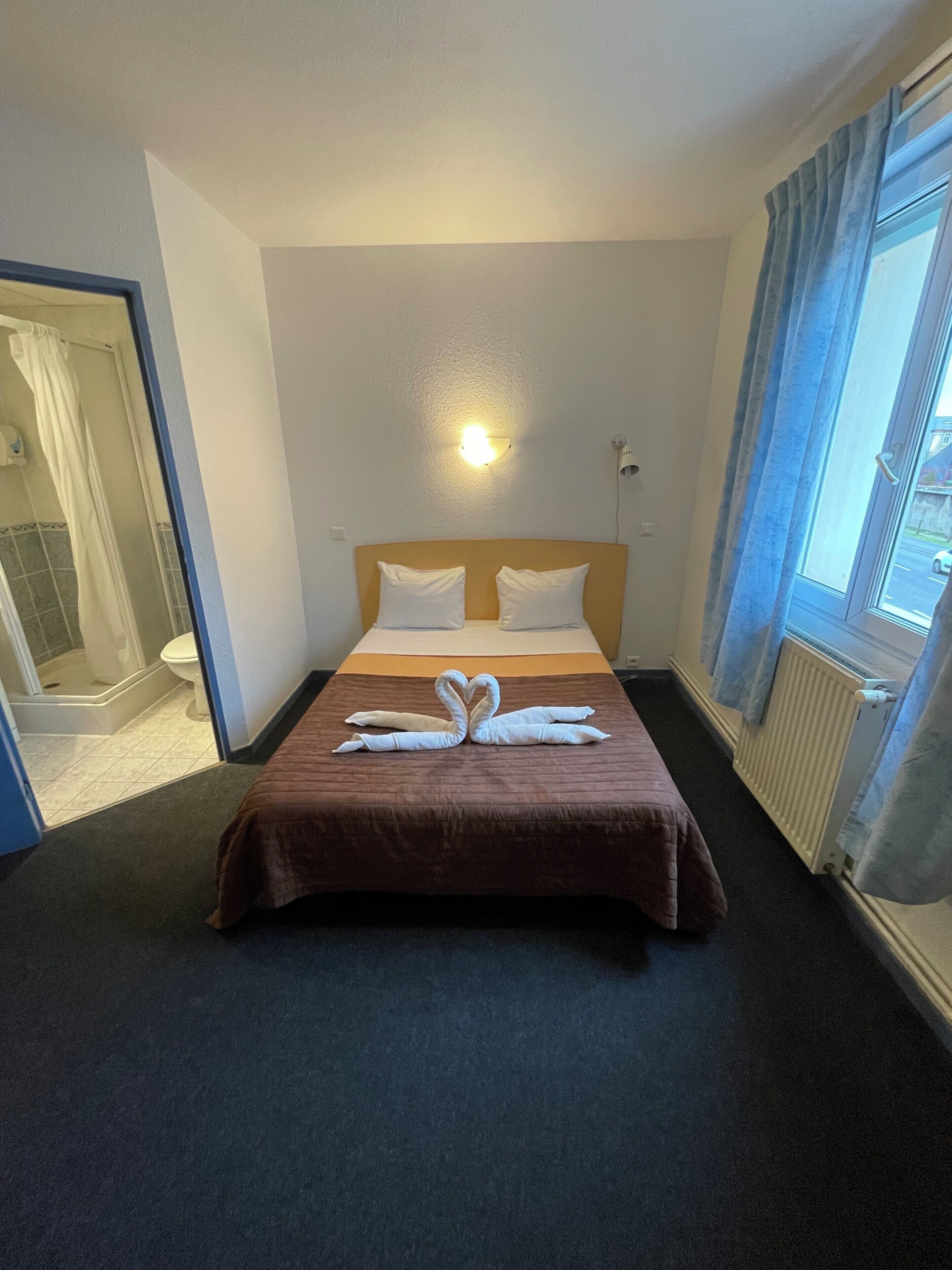 ダブルルーム | デスク、遮光カーテン、ベビーベッド (無料)