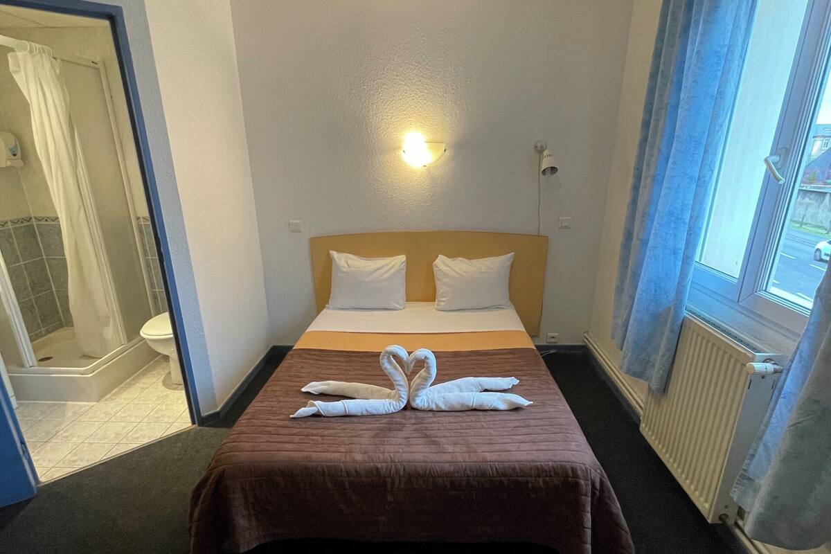 Double Room | Meja, ruang kerja komputer riba, langsir/tirai gelap terus