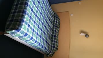 Escritorio, cortinas blackout y cunas gratuitas
