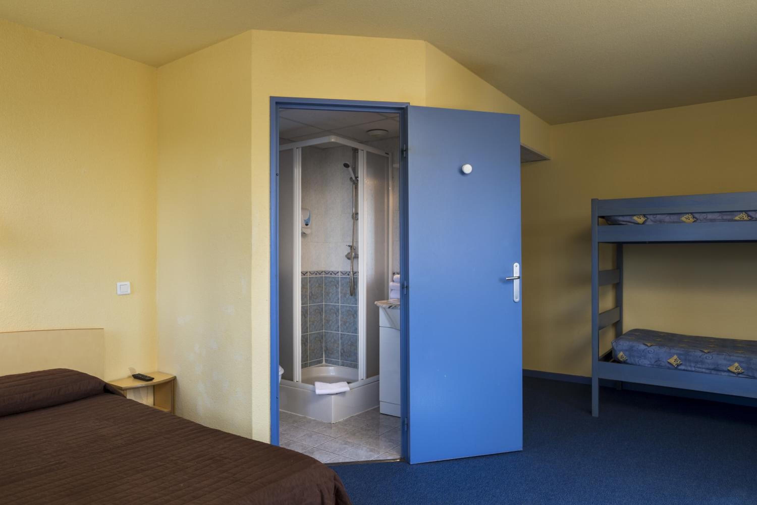 Bureau, rideaux occultants, lits bébé (gratuits)