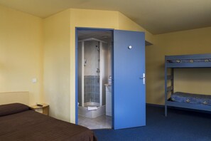 Bureau, rideaux occultants, lits bébé (gratuits)