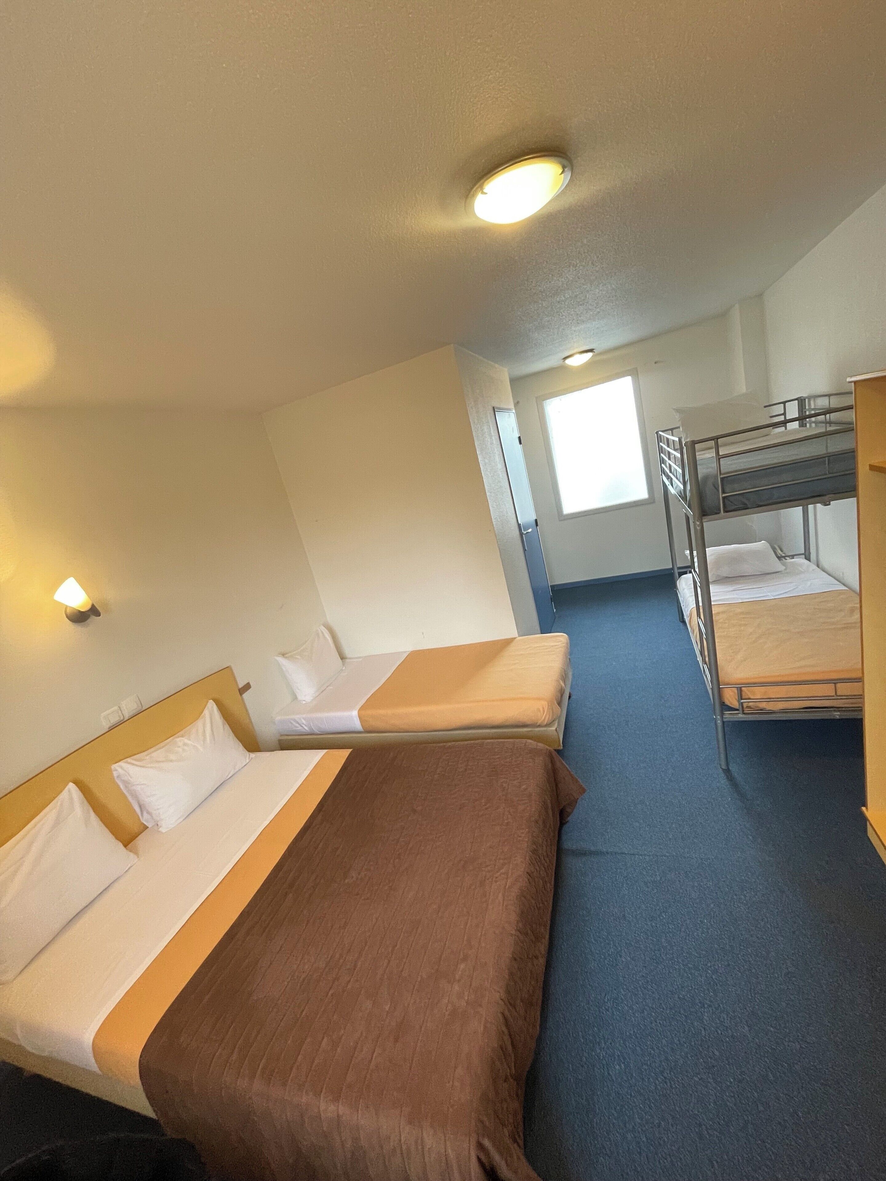 Familierom | Skrivebord, skrivebord for bærbar PC og blendingsgardiner