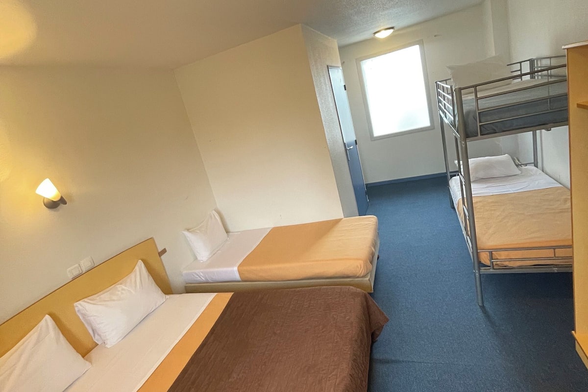 Familierom | Skrivebord, skrivebord for bærbar PC og blendingsgardiner