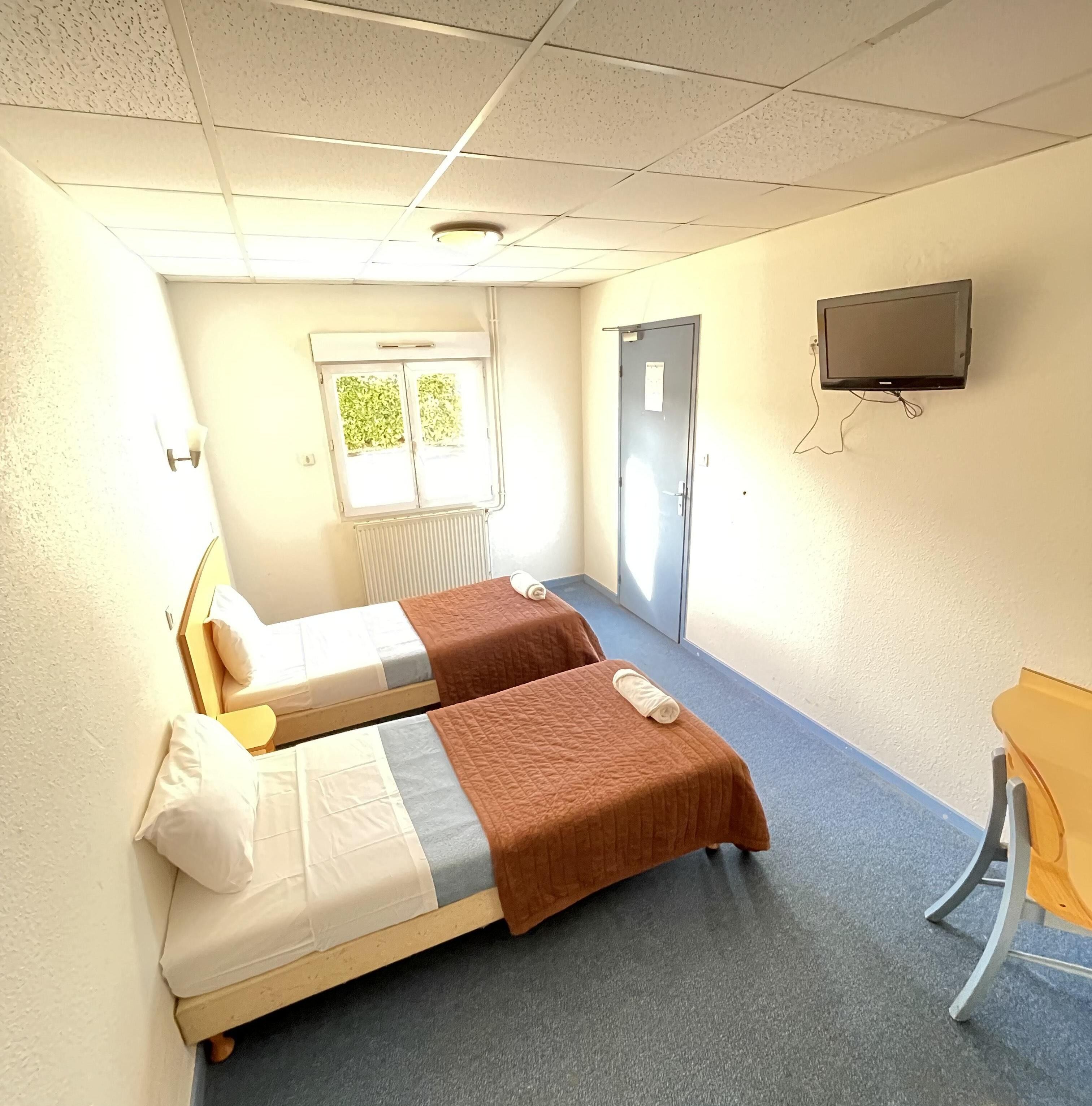 ツインルーム | デスク、遮光カーテン、ベビーベッド (無料)