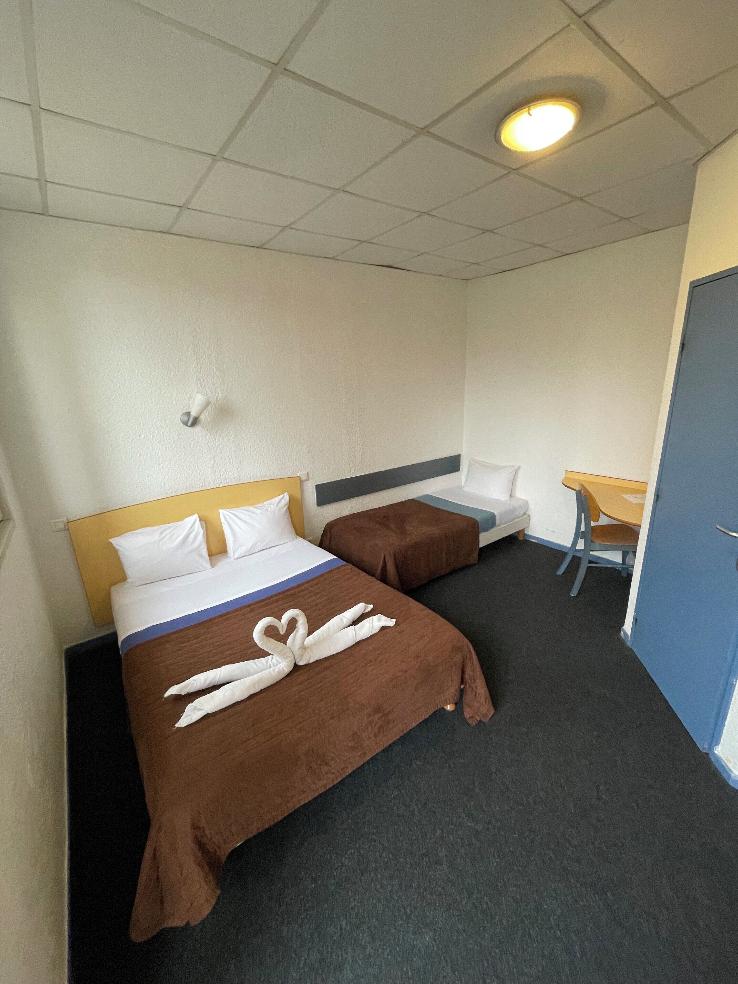 コンフォート トリプルルーム | デスク、遮光カーテン、ベビーベッド (無料)