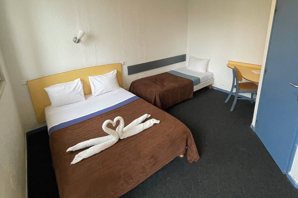 Comfort Triple Room | Meja, ruang kerja komputer riba, langsir/tirai gelap terus