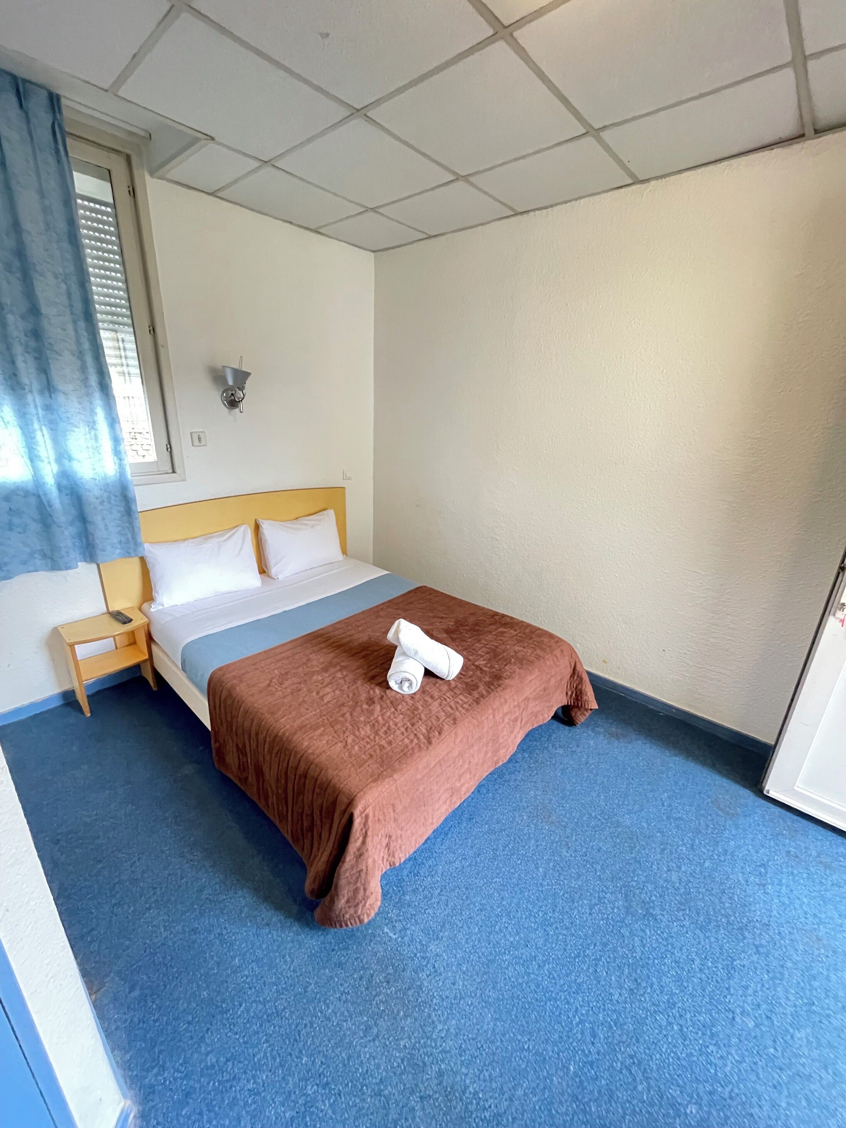 Escritorio, espacio para trabajar con laptop y cortinas blackout 