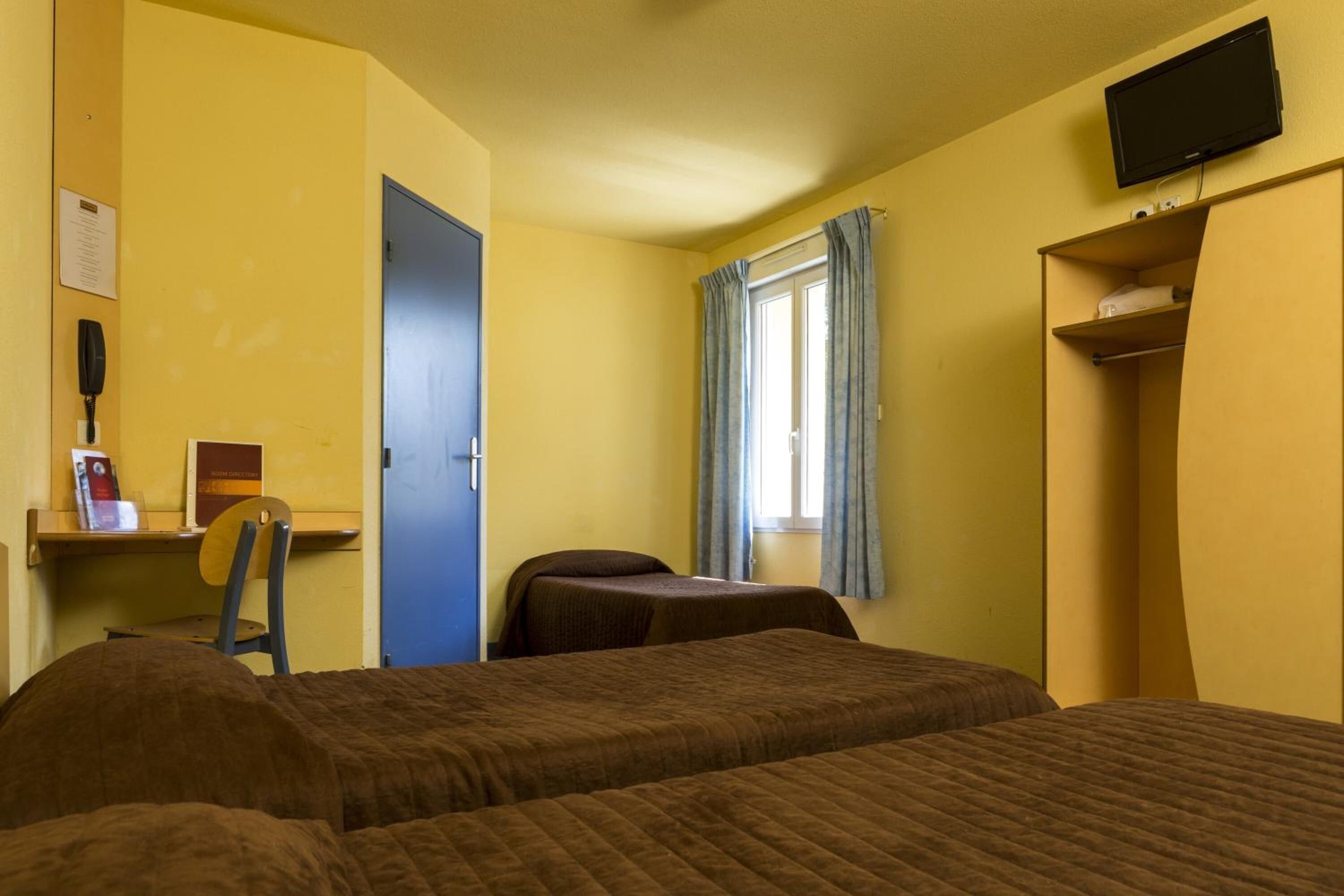 トリプルルーム | デスク、遮光カーテン、ベビーベッド (無料)