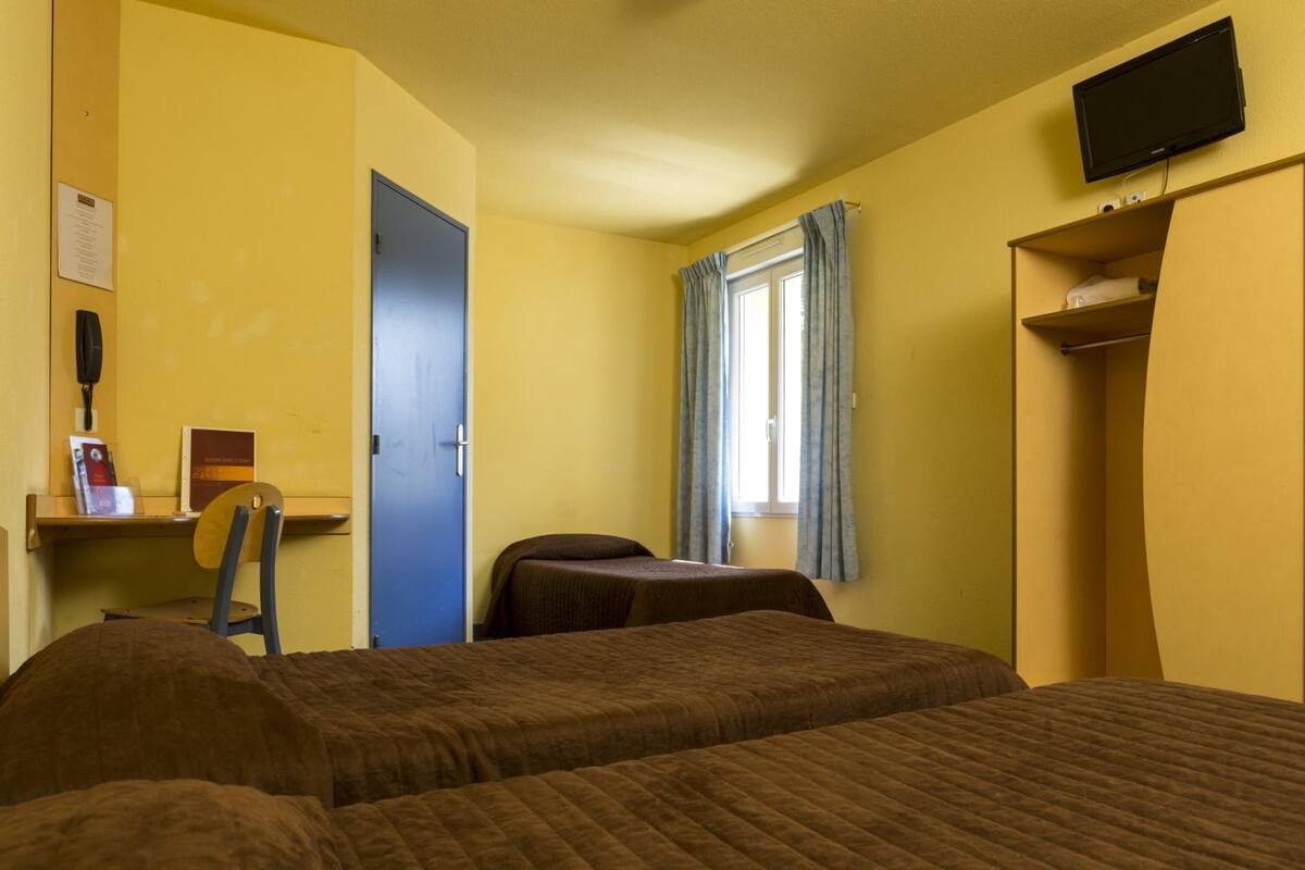 Triple Room | Meja, ruang kerja komputer riba, langsir/tirai gelap terus