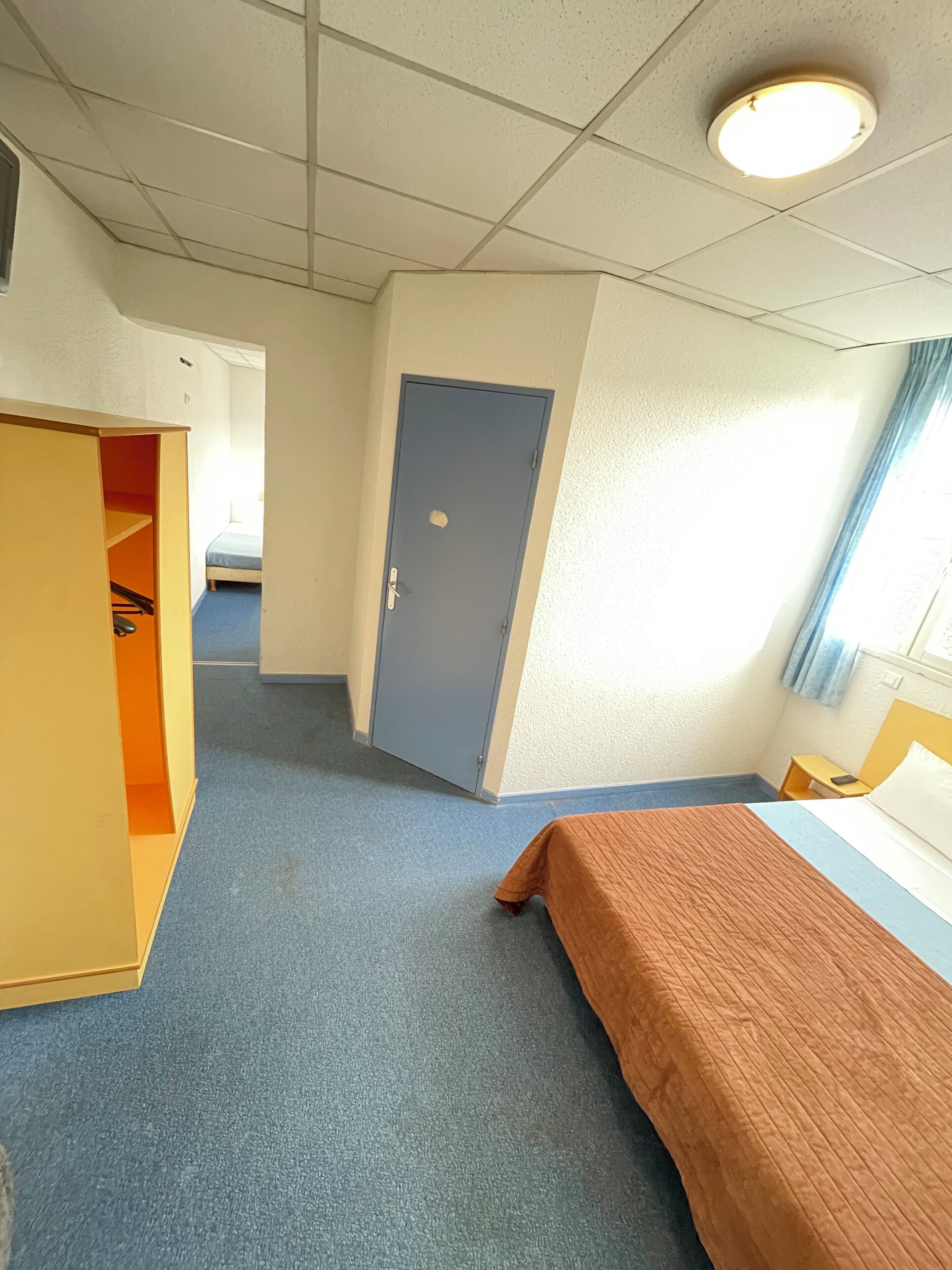 ファミリー ルーム | デスク、遮光カーテン、ベビーベッド (無料)