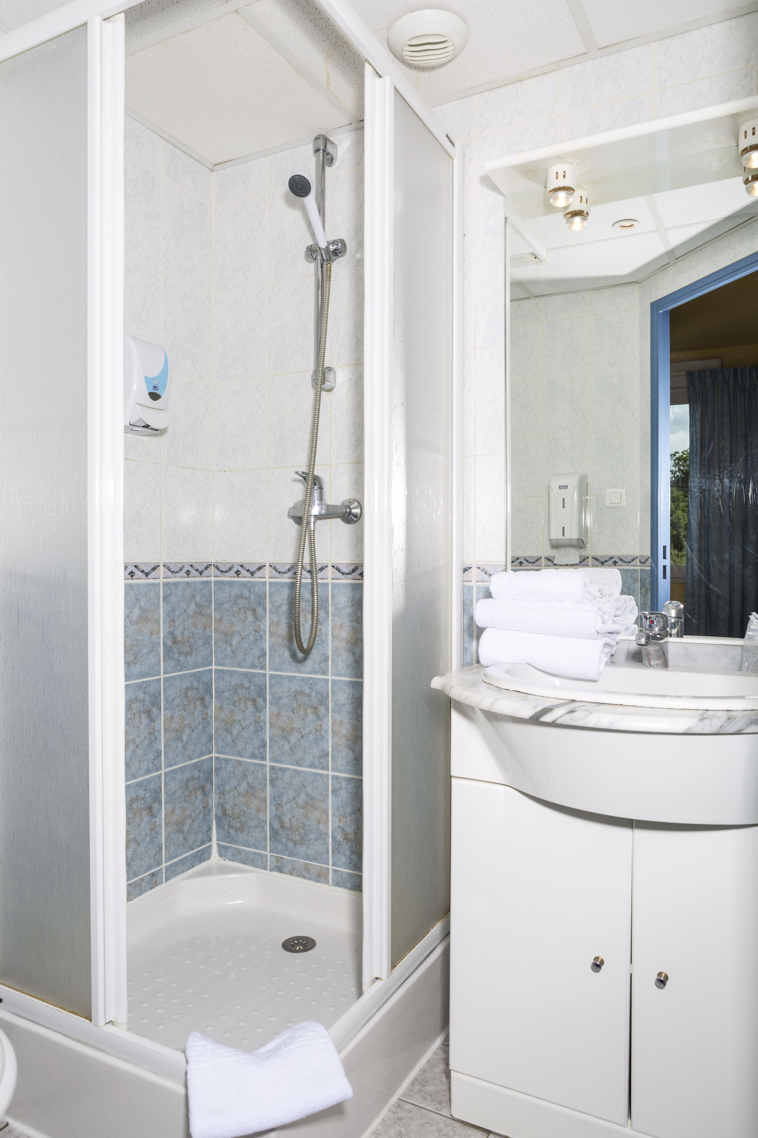 Vierpersoonskamer | Badkamer | Een douche, shampoo