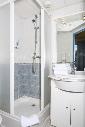 四人房 | 浴室 | 淋浴設備、洗髮精