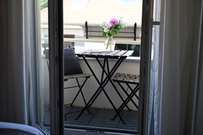 Standard Double Room | Premium bedding, in-room safe, desk, soundproofing - Hôtel Les Terrasses (Annecy)