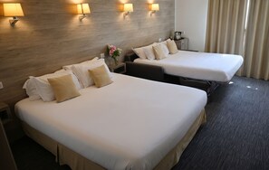 Standard Quadruple Room | Premium bedding, in-room safe, desk, soundproofing - Hôtel Les Terrasses (Annecy)