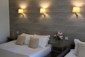 Standard Triple Room | Premium bedding, in-room safe, desk, soundproofing - Hôtel Les Terrasses (Annecy)