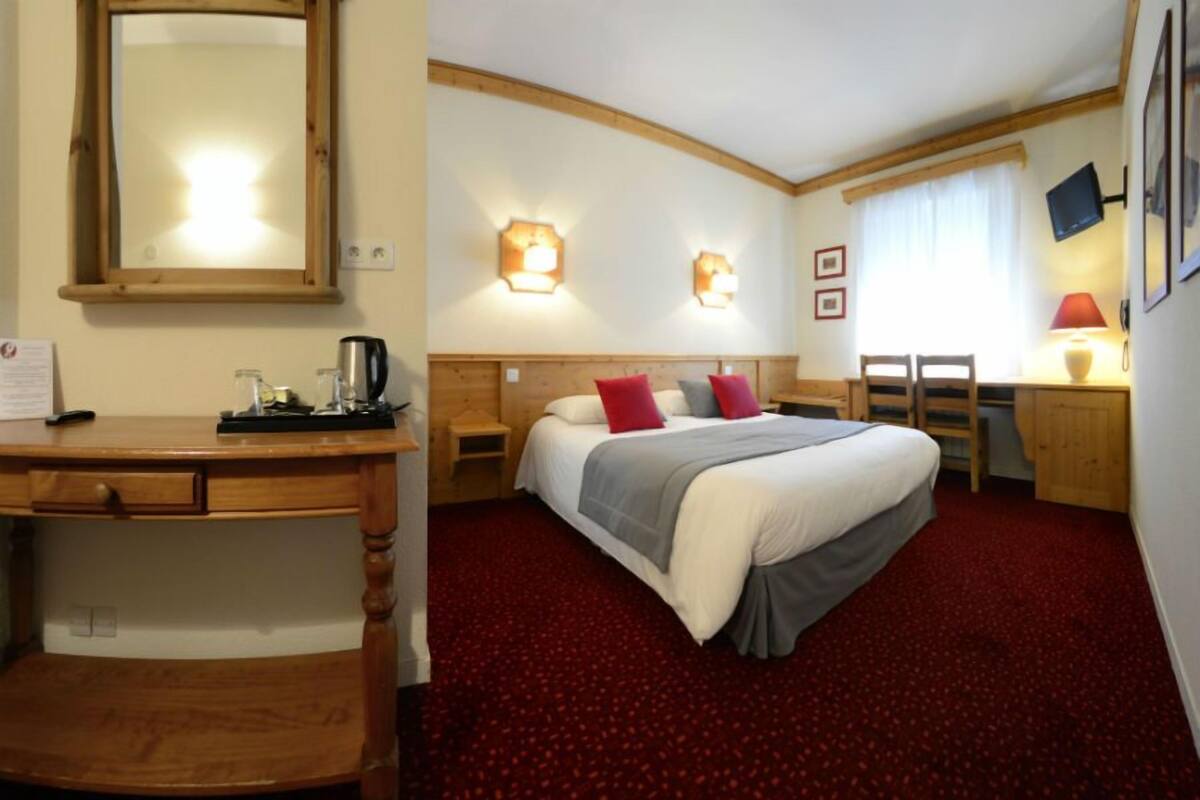 premium bedding, in-room safe, desk, soundproofing