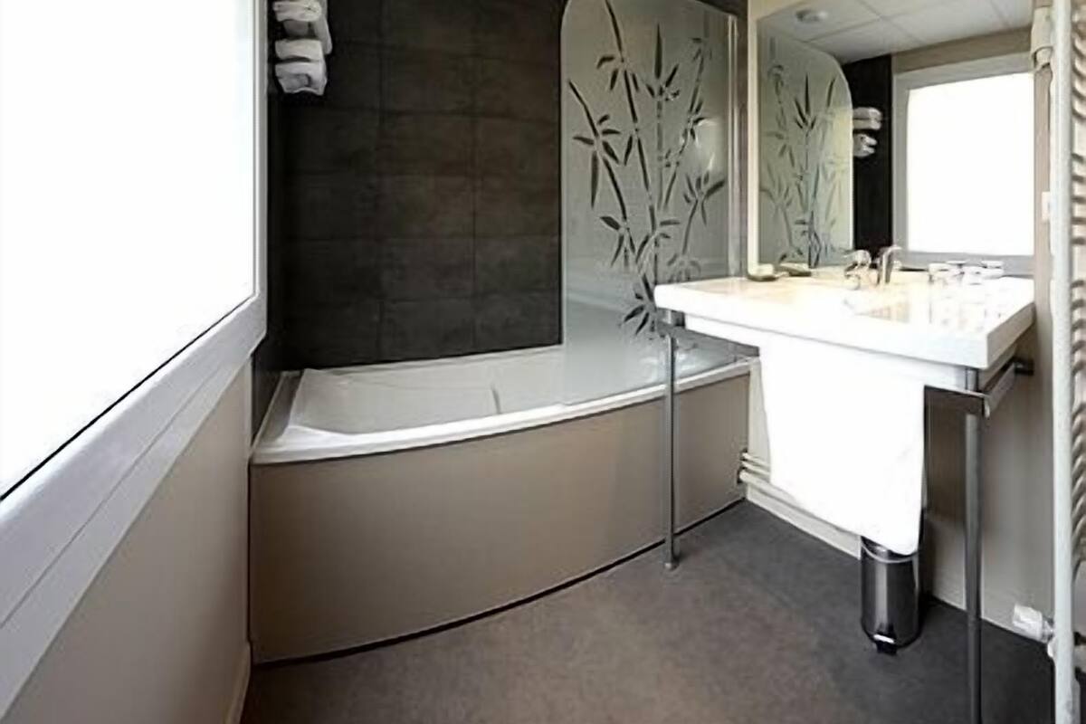 combined shower/bathtub, free toiletries, hair dryer, towels