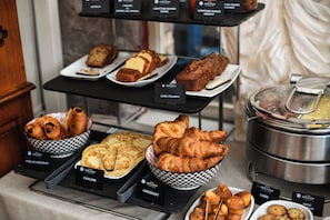 A buffet with various baked goods including croissants, muffins, and pancakes. - Le K'Loys (Paimpol)