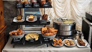 A buffet with various baked goods, pastries, and condiments. - Le K'Loys (Paimpol)