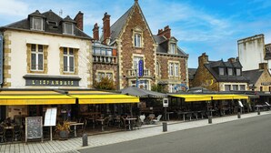 A street with outdoor seating at a restaurant named L'Islandaise. - Le K'Loys (Paimpol)