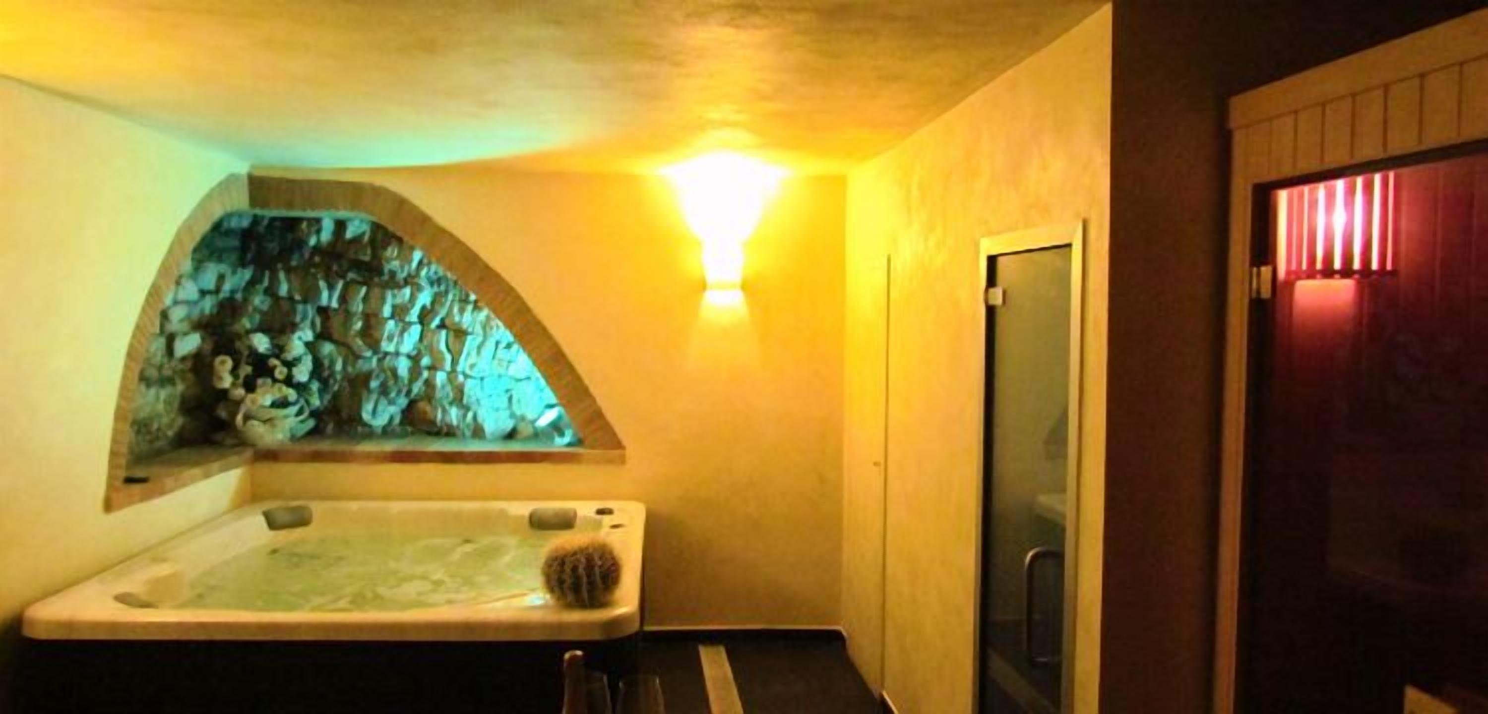 Indoor spa tub