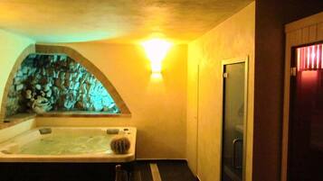 Indoor spa tub