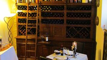 Una bodega con estanterías de madera llenas de numerosas botellas de vino.