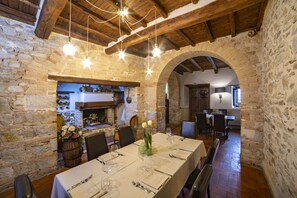 Serveert ontbijt, lunch, diner, lokale gerechten