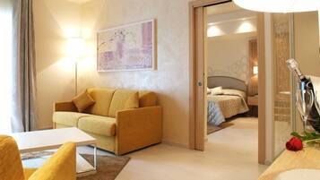 Suite, Balkon | Hochwertige Bettwaren, Minibar, Zimmersafe, Schreibtisch