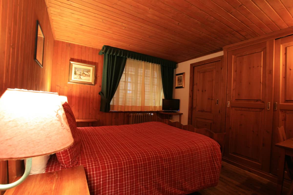 In-room safe, blackout curtains, free WiFi, bed sheets
