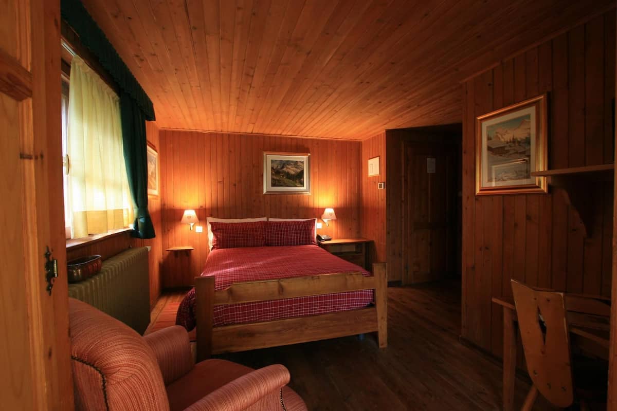 In-room safe, blackout curtains, free WiFi, bed sheets