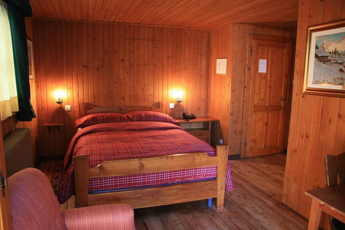 family room | in-room safe, blackout curtains, free wifi, bed sheets