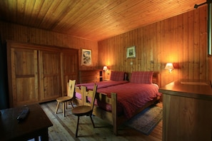 Family Room | In-room safe, blackout drapes, free WiFi, bed sheets - Villa Anna Maria (Ayas)