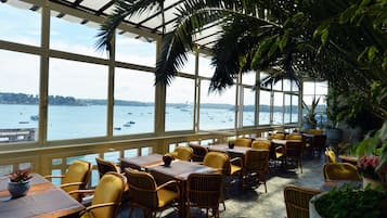 Desayuno buffet (EUR 17 por persona)