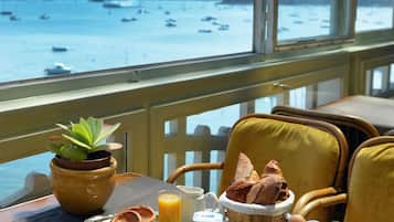 Petit déjeuner buffet (17 EUR par personne)