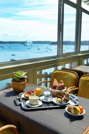 Desayuno buffet todos los días (con cargo) 