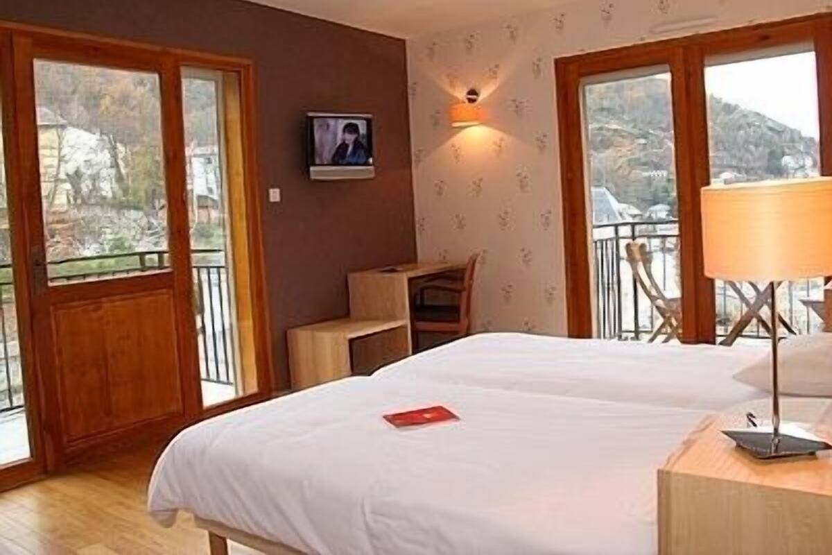 Executive Double Room, Balcony | In-room safe, soundproofing, cribs (free), WiFi (free)