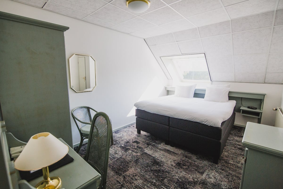 desk, blackout curtains, soundproofing, free wifi