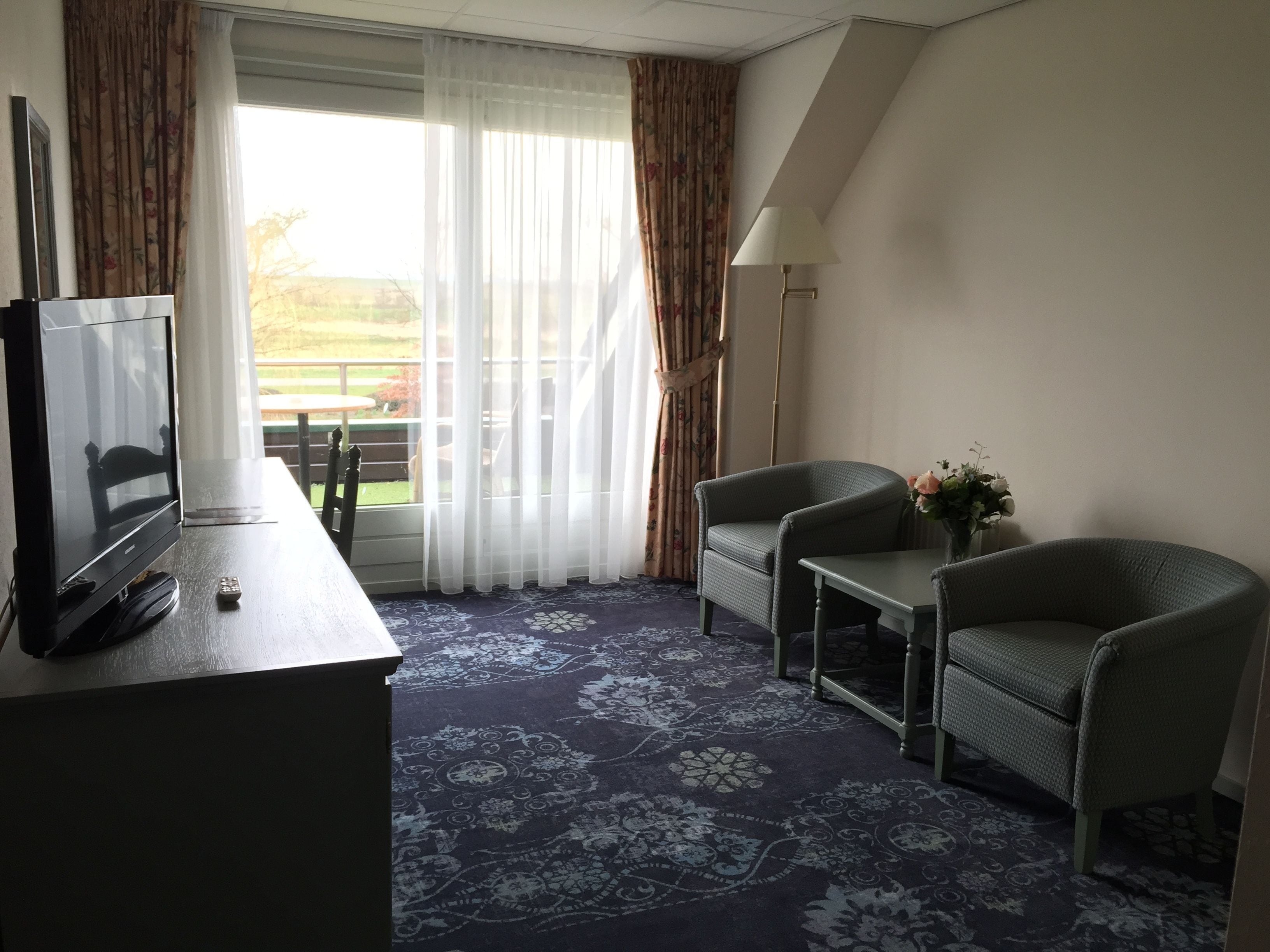 deluxe twin room | desk, blackout curtains, soundproofing, free wifi