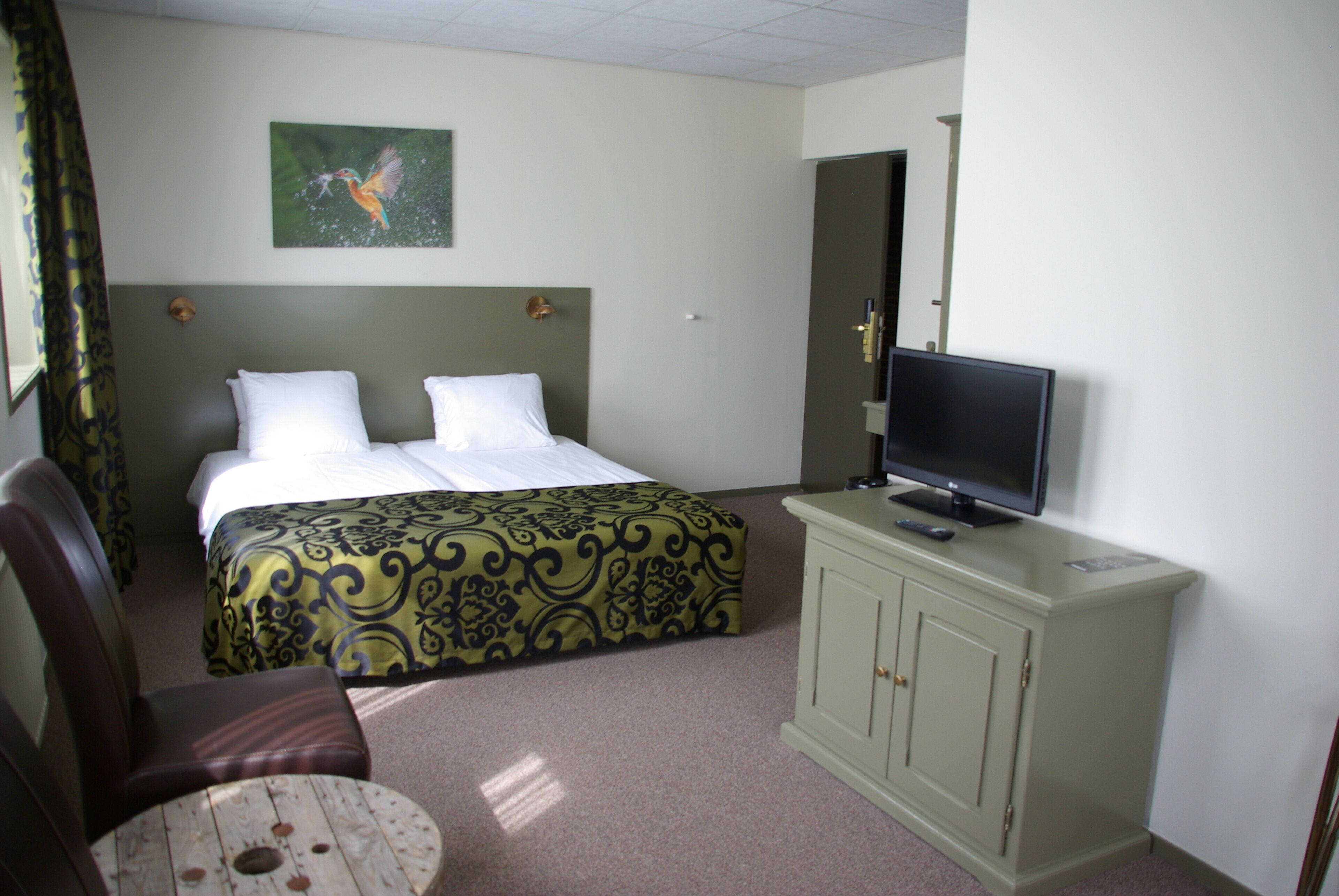 Desk, blackout drapes, soundproofing, free WiFi