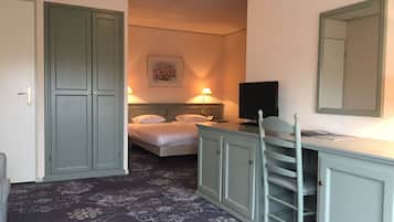 Deluxe Twin Room | Desk, blackout drapes, soundproofing, free WiFi