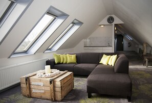 Family Room | Desk, blackout drapes, soundproofing, free WiFi - Hotel, Sportsbar & Brasserie Dorhout Mees (Biddinghuizen)