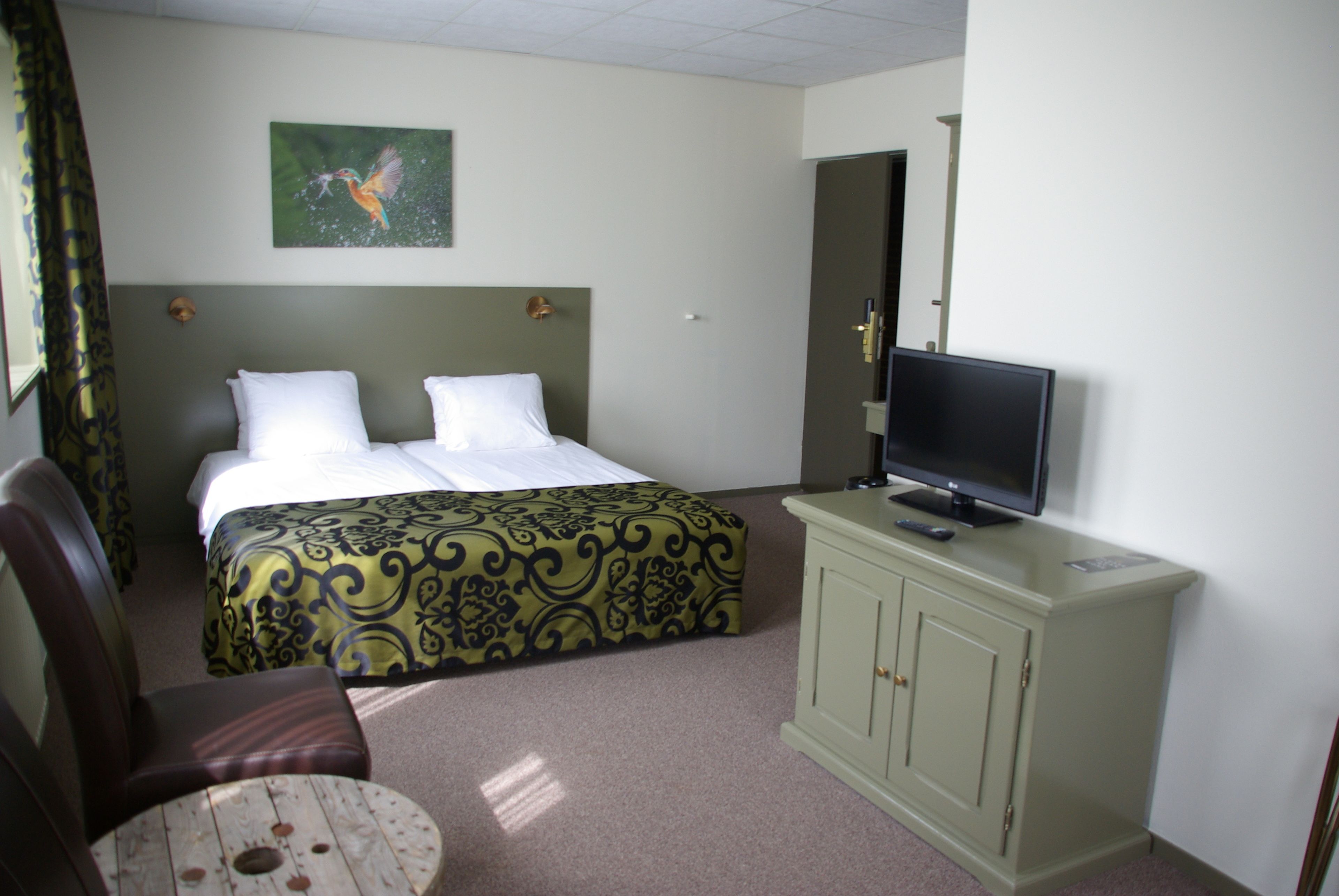 desk, blackout curtains, soundproofing, free wifi